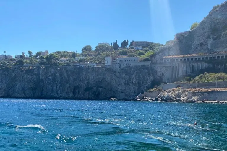 Taormina: Tour dei delfini al tramonto + aperitivo
