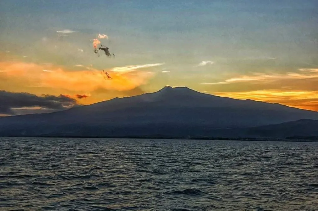 Taormina: Tour dei delfini al tramonto + aperitivo