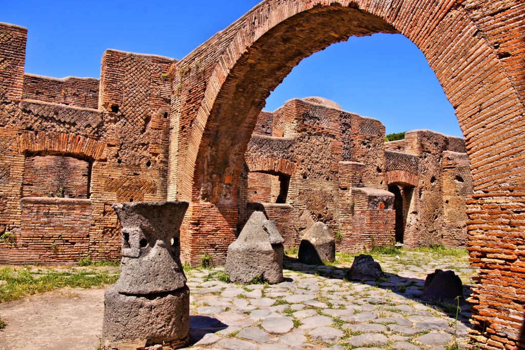 Pompeii: Guided Tour + Tasting & Lunch + Roundtrip from Naples