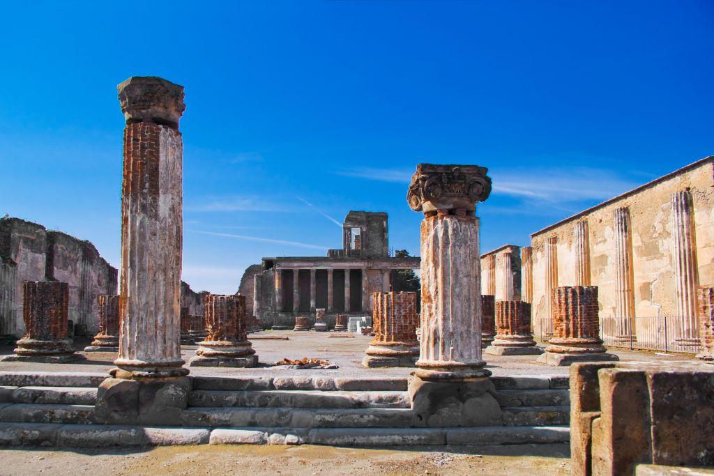 Pompeii: Guided Tour + Tasting & Lunch + Roundtrip from Naples
