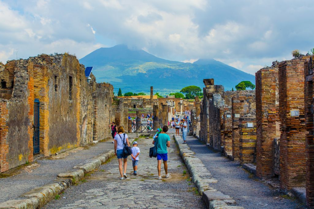Pompeii: Guided Tour + Tasting & Lunch + Roundtrip from Naples