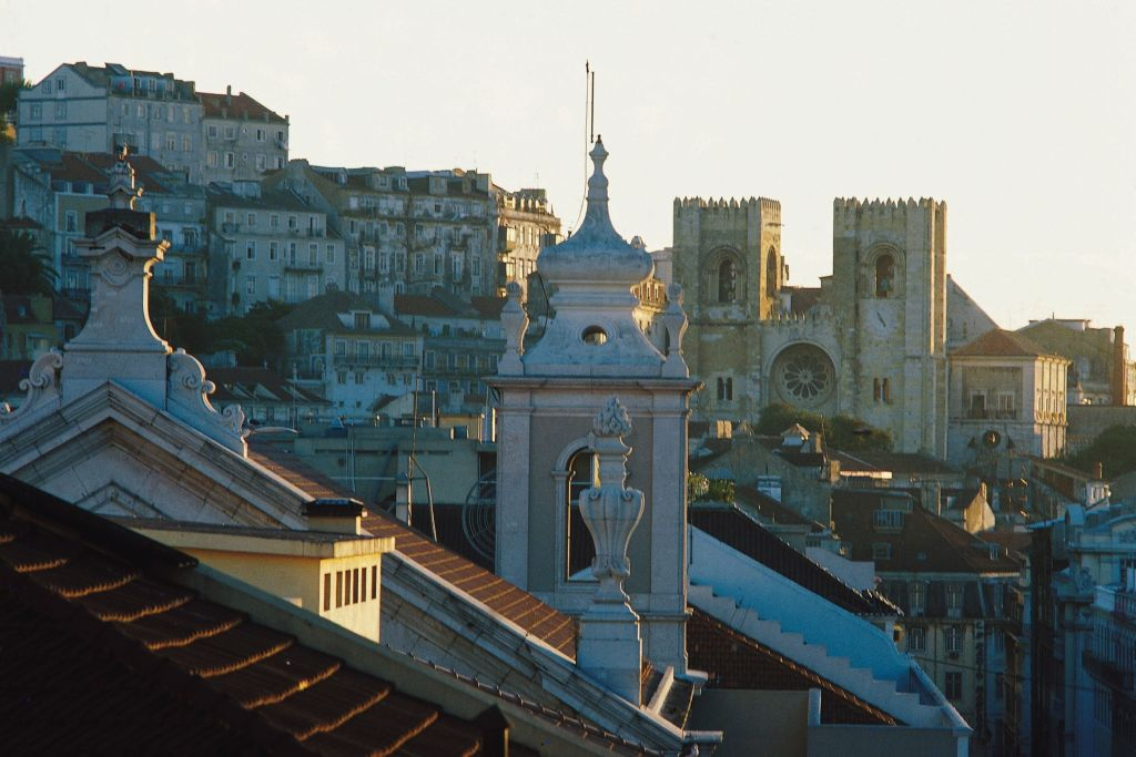 Lisbon: Alfama Small Group Walking Tour
