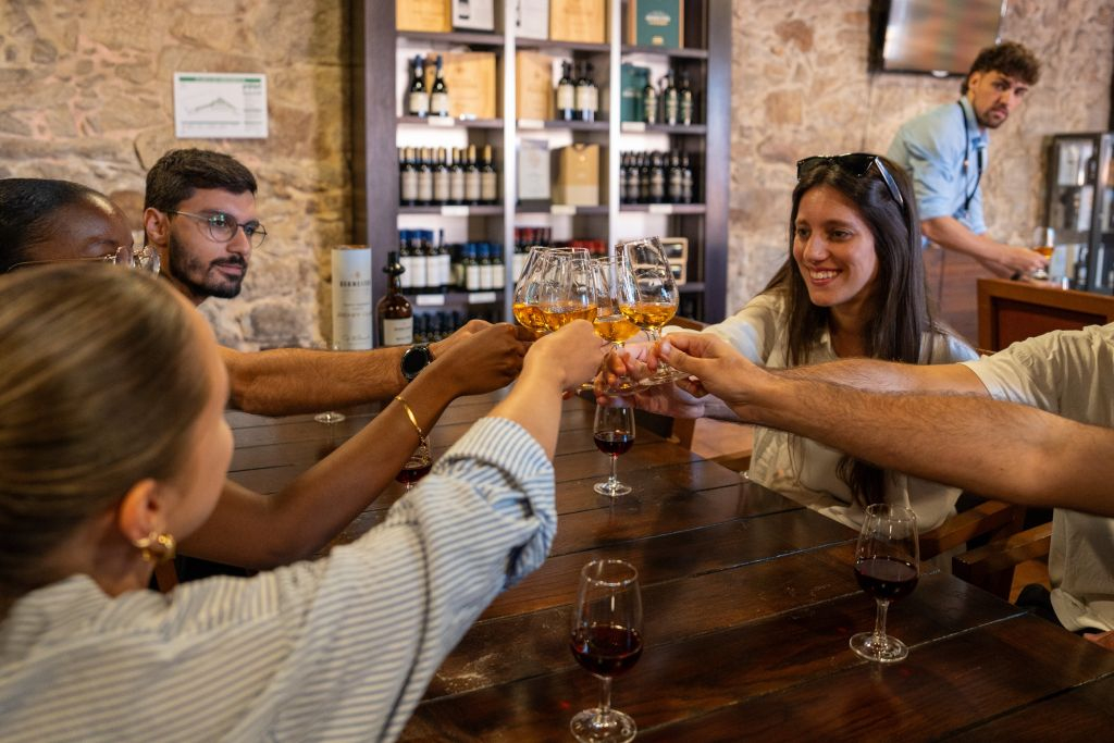Porto: Tour della città in tuk tuk + visita guidata alla cantina del vino Porto con degustazione