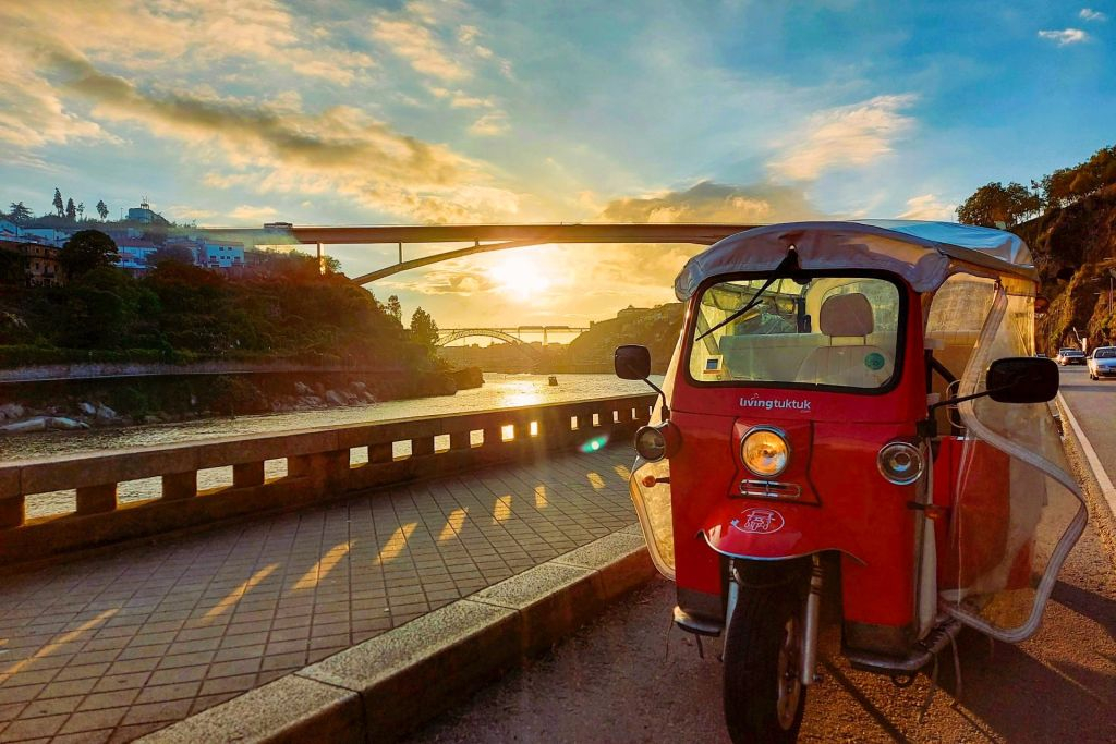 Oporto: Visita guiada de la ciudad en Tuk Tuk + Visita a la Bodega de Vino de Oporto con Degustaciones