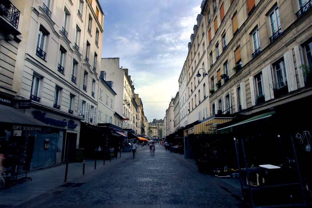 Tastes Around the Tower: Gourmet Tour of Rue Cler