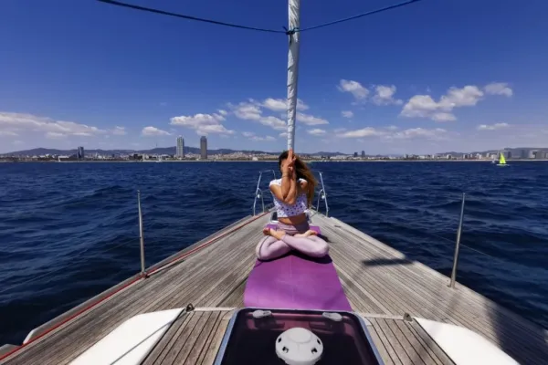 Barcellona: Vela con yoga, cucina vegana e bevande a cura di "Nautical Namaste".