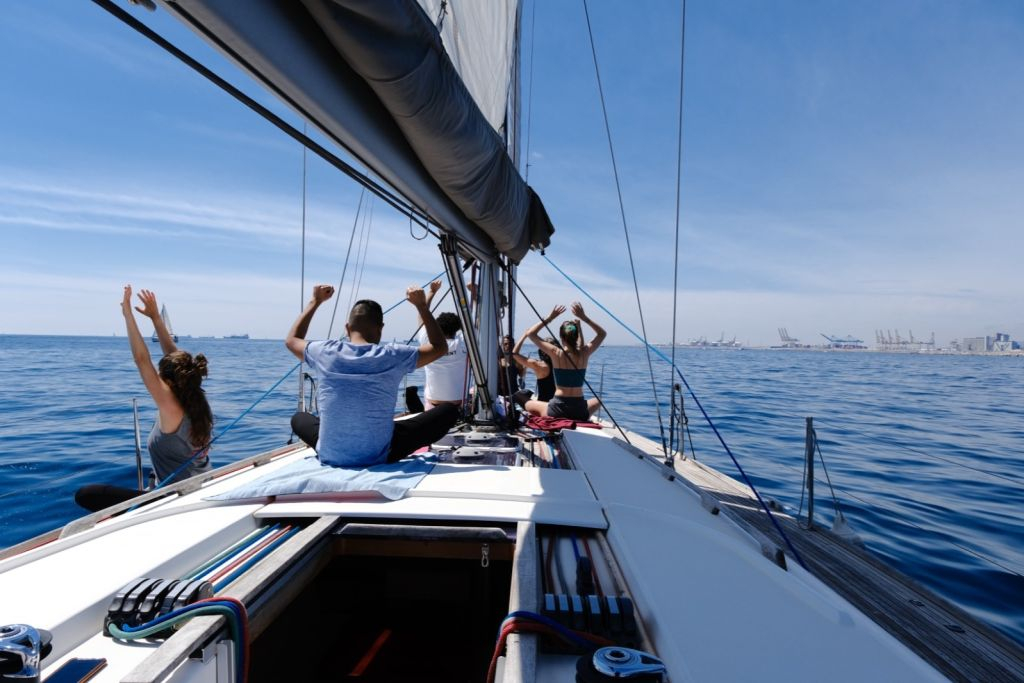 Barcellona: Vela con yoga, cucina vegana e bevande a cura di "Nautical Namaste".