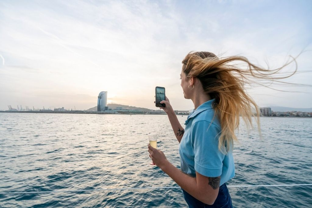 Barcelona: Small Group Sailing with Drinks & Snacks