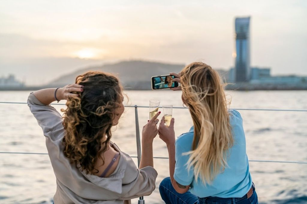 Barcelona: Small Group Sailing with Drinks & Snacks