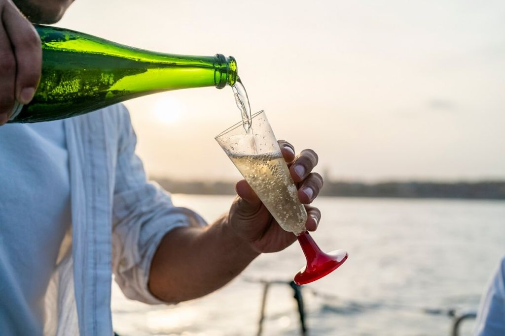 Barcelona: Small Group Sailing with Drinks & Snacks