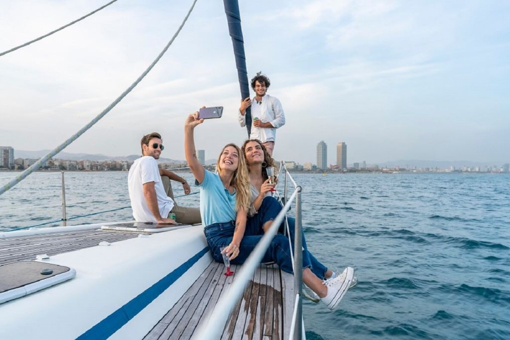 Barcelona: Small Group Sailing with Drinks & Snacks