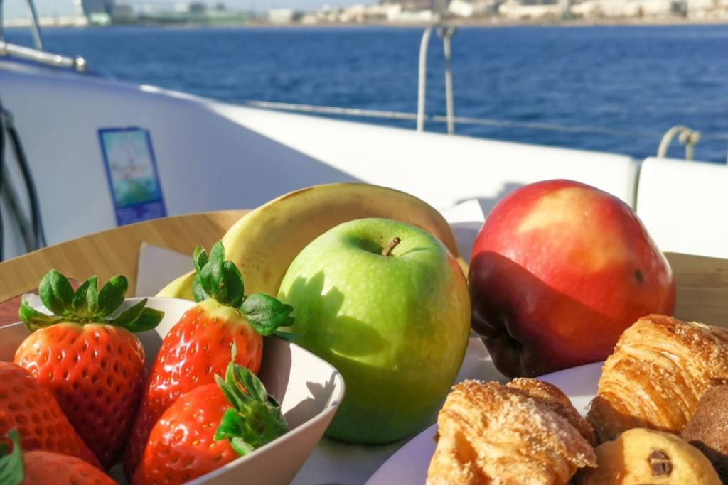 Barcelone : Croisière au lever du soleil avec paddle board, boissons et collations