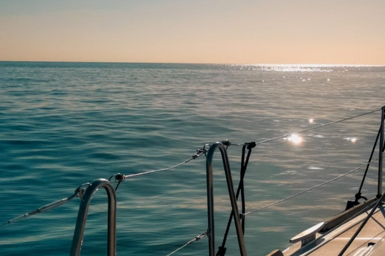 Barcelone : Croisière au lever du soleil avec paddle board, boissons et collations