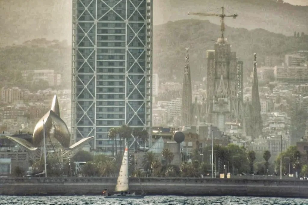 Barcelona: Sailing with Multilingual Guide and Drinks & Snacks