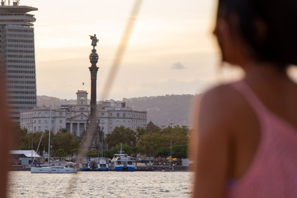 Barcelona: Sailing with Multilingual Guide and Drinks & Snacks