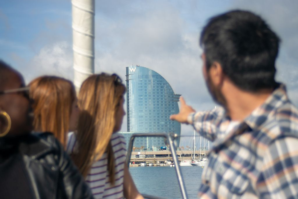 Barcelona: Sailing with Multilingual Guide and Drinks & Snacks