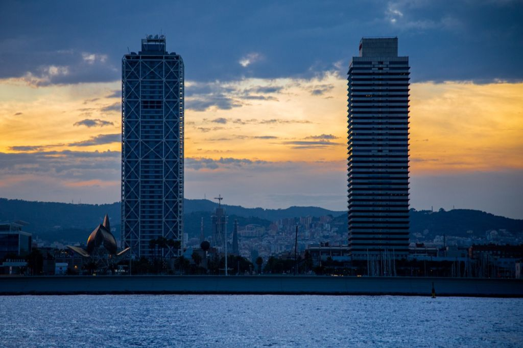 Barcelona: Sailing with Multilingual Guide and Drinks & Snacks
