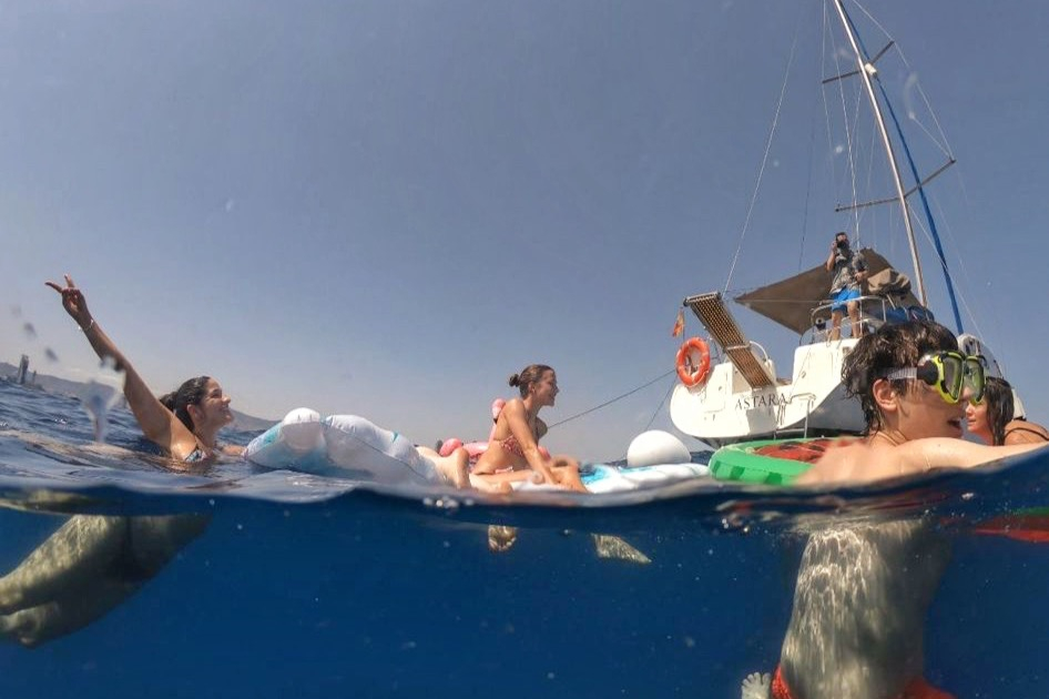 Barcelona: Sailing with Inflatables & Snorkeling Experience