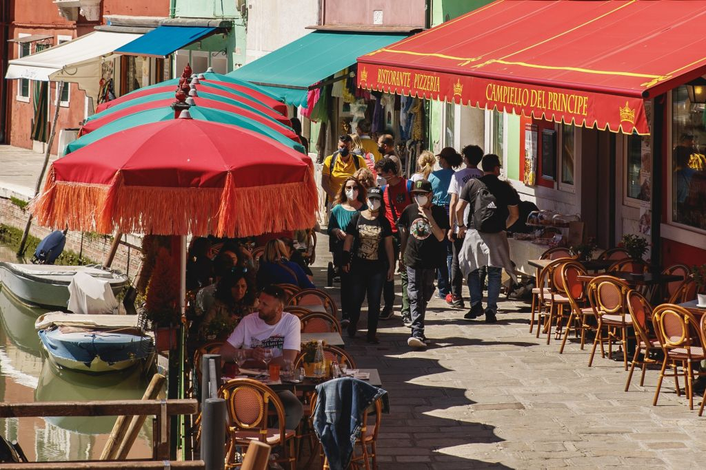 Murano & Burano: Boat Tour with Glass Blowing from Venice