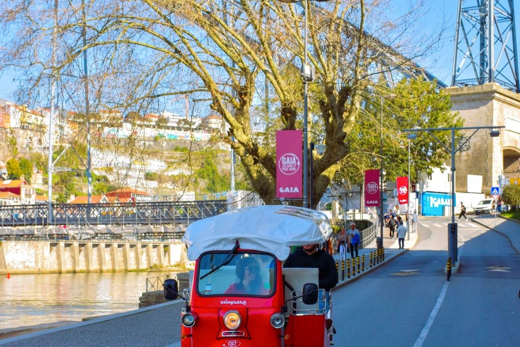 Porto in Sunset: Guided Tuk Tuk City Tour with Wine