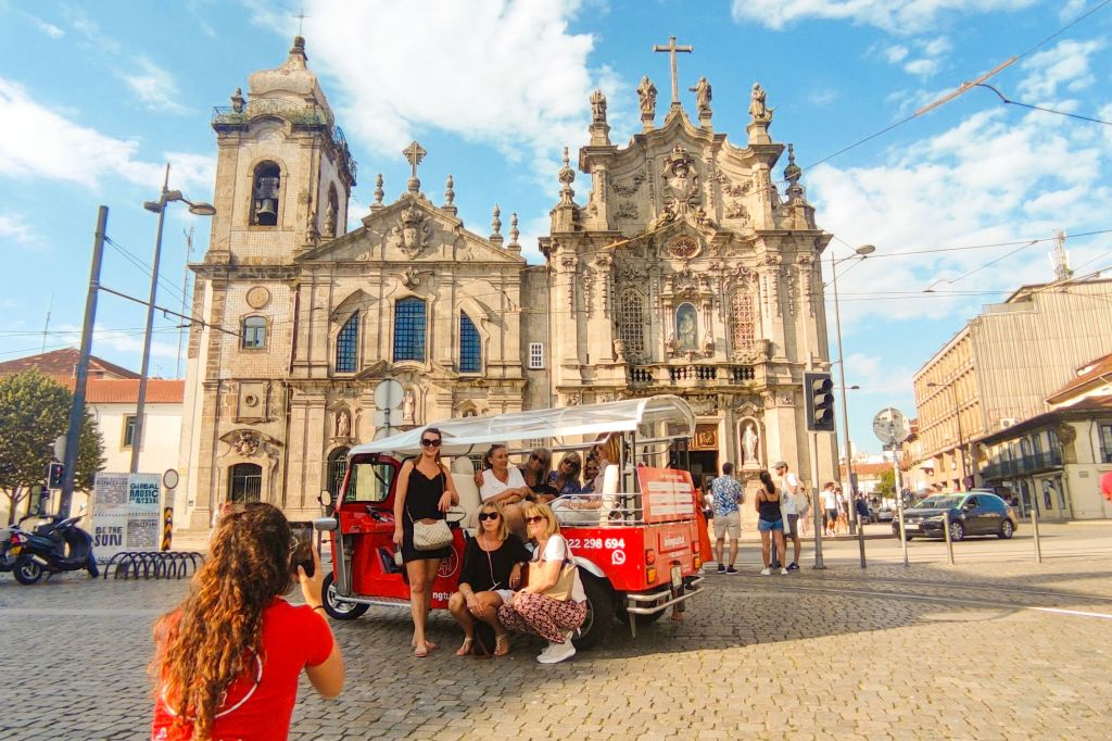 Porto in Sunset: Guided Tuk Tuk City Tour with Wine