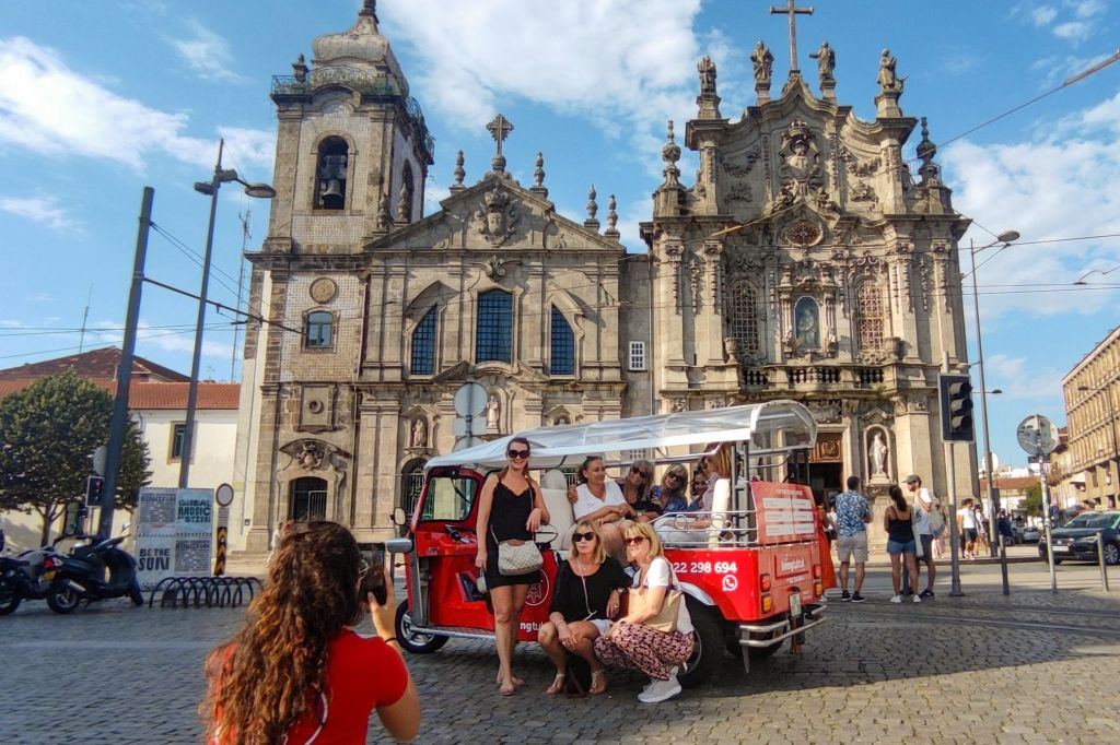 Porto in Sunset: Guided Tuk Tuk City Tour with Wine