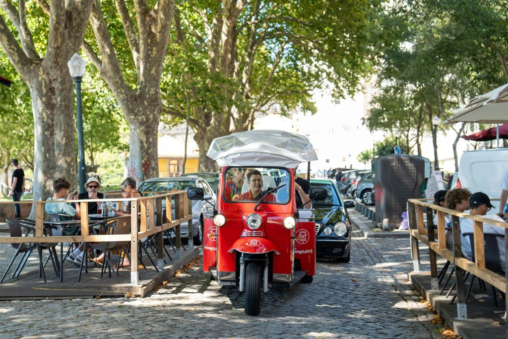 Porto: Guided Tuk Tuk City Tour