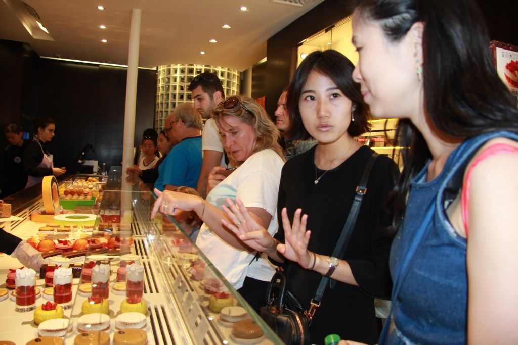 "Saint-Germain-des-Prés Pastry and Chocolate Tasting Tour in Paris"