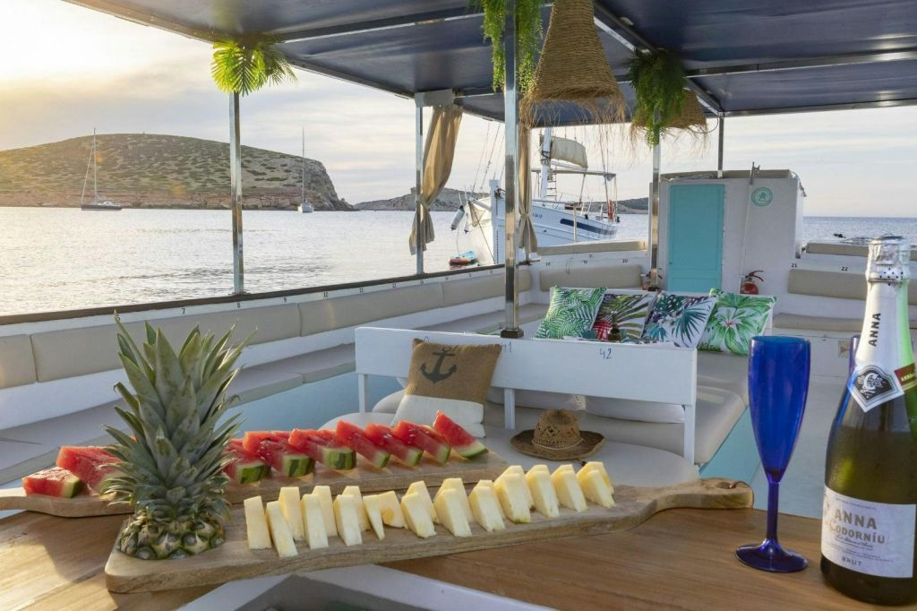 Ibiza: Excursión en barco al mediodía Cala Bassa, Cala Comte y Cuevas