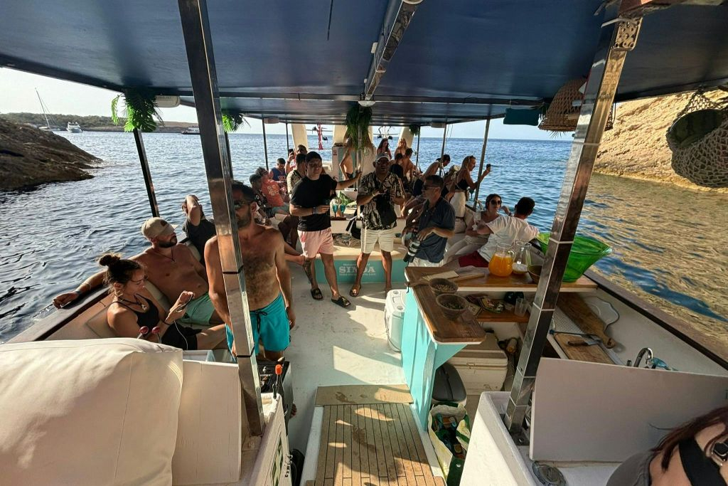 Ibiza: Excursión en barco al mediodía Cala Bassa, Cala Comte y Cuevas