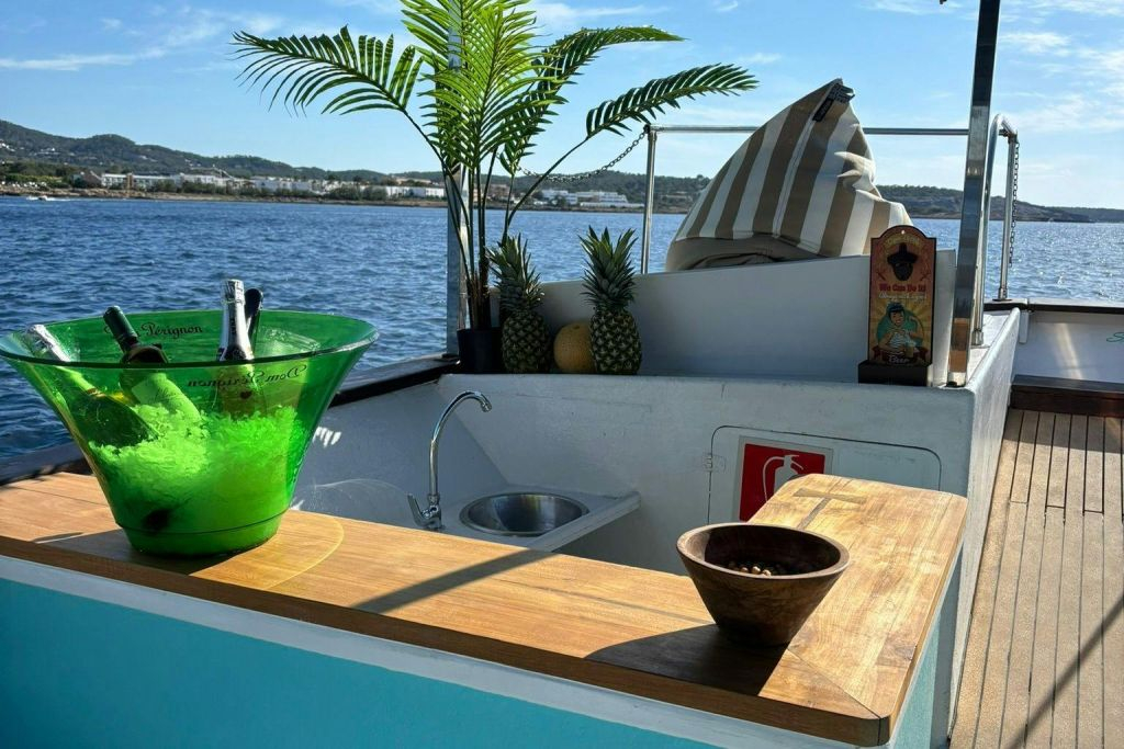 Ibiza: Excursión en barco al mediodía Cala Bassa, Cala Comte y Cuevas