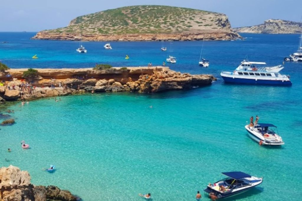 Ibiza: Excursión en barco al mediodía Cala Bassa, Cala Comte y Cuevas