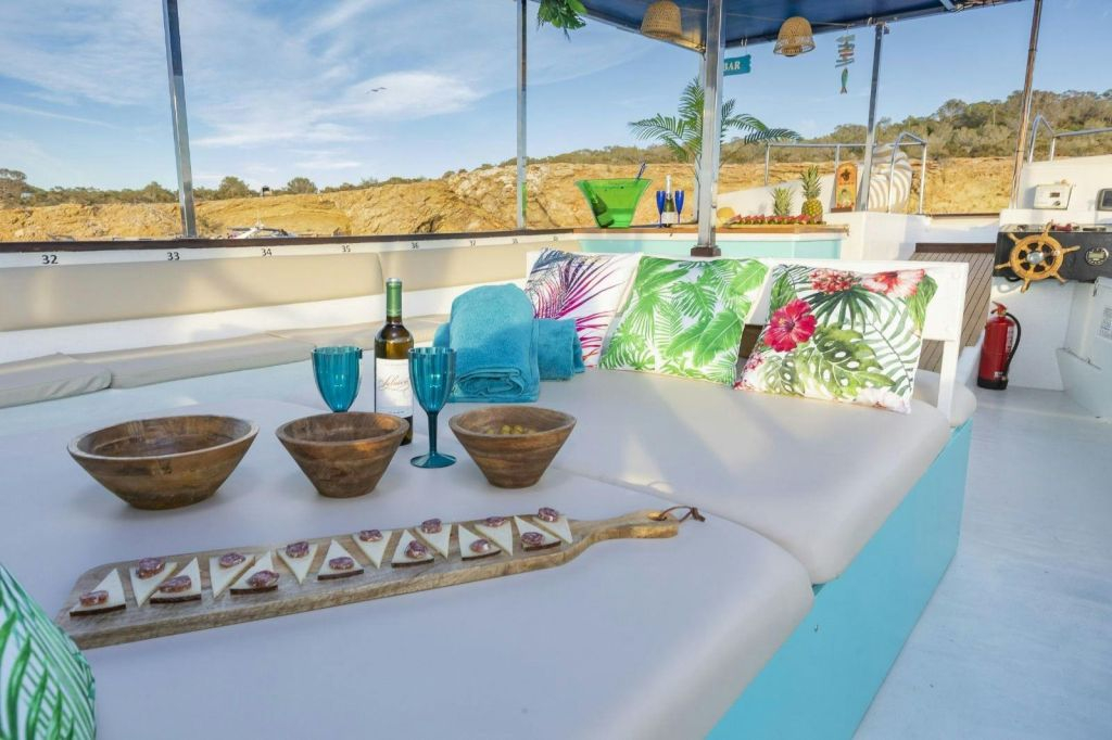 Ibiza: Excursión en barco al mediodía Cala Bassa, Cala Comte y Cuevas