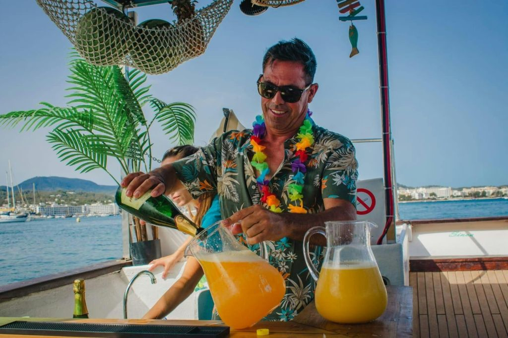 Ibiza: Excursión en barco al mediodía Cala Bassa, Cala Comte y Cuevas