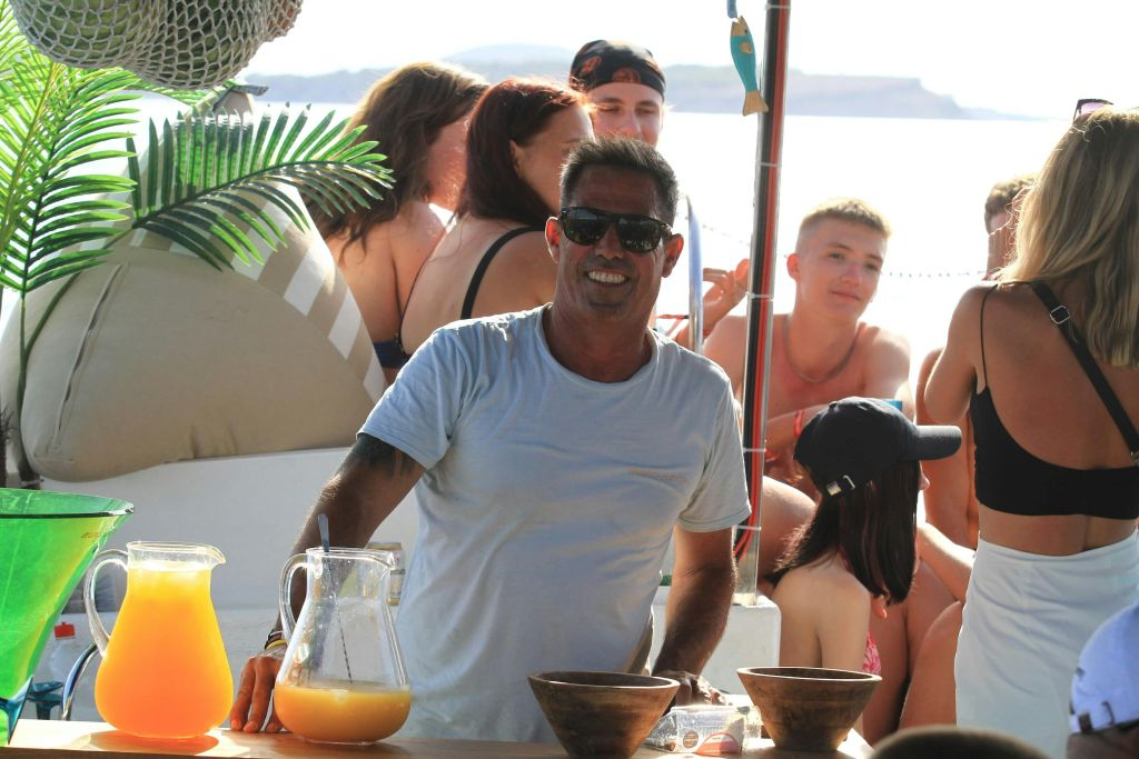 Ibiza: Excursión en barco al mediodía Cala Bassa, Cala Comte y Cuevas