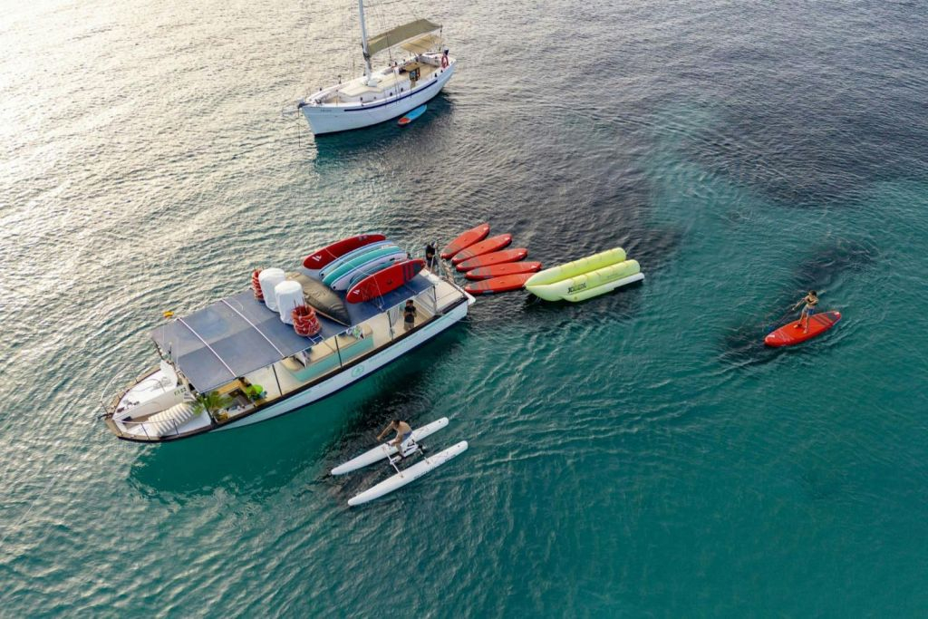 Ibiza: Excursión en barco al mediodía Cala Bassa, Cala Comte y Cuevas