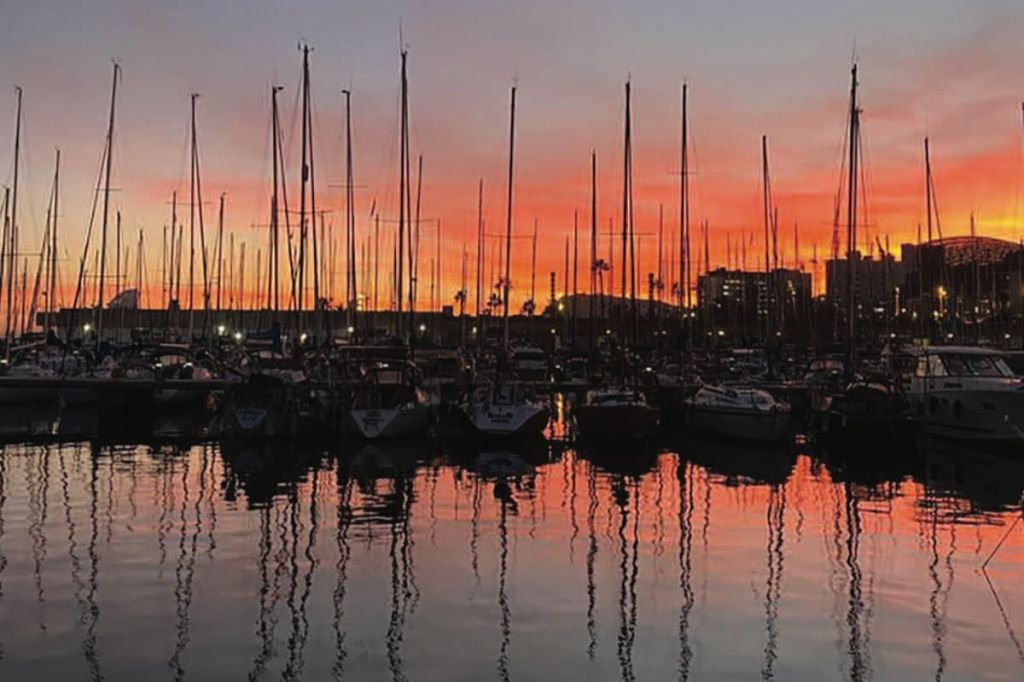 Barcelona: Paseo en velero de 2 horas al atardecer con bebidas y aperitivos