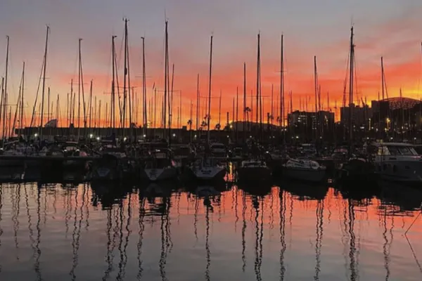 Barcellona: gita in barca a vela al tramonto di 2 ore con bevande e snack