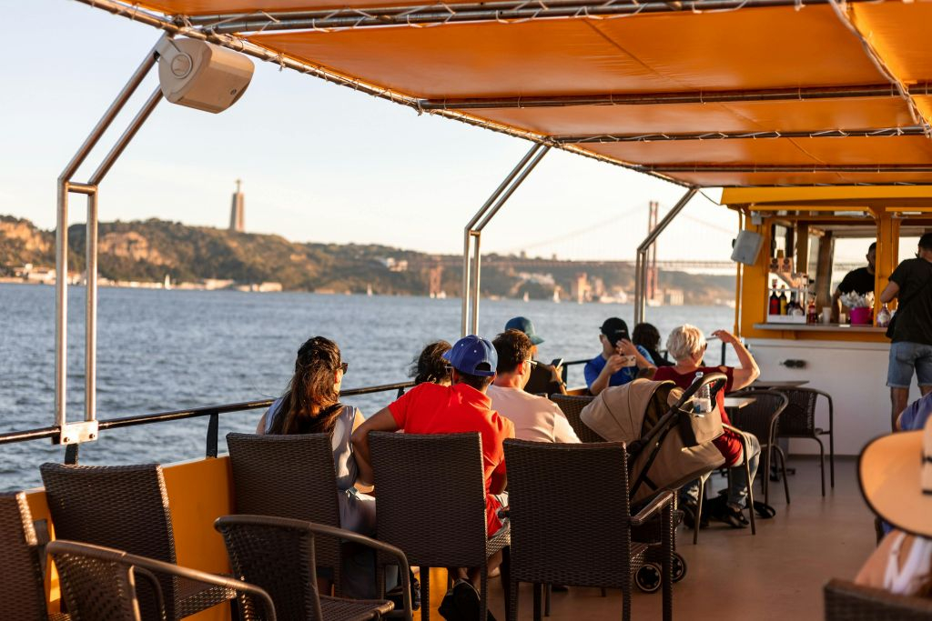Lisboa: Paseo en barco amarillo por el río Tajo al atardecer