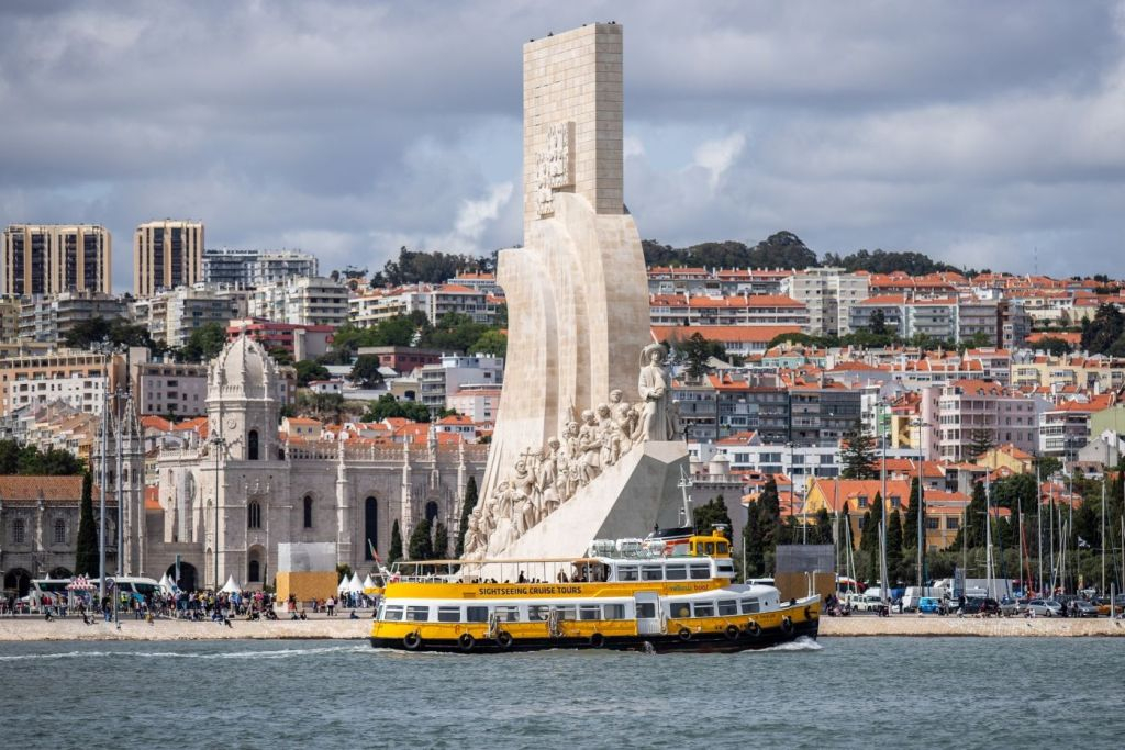 Lisboa: Paseo en barco amarillo por el río Tajo al atardecer