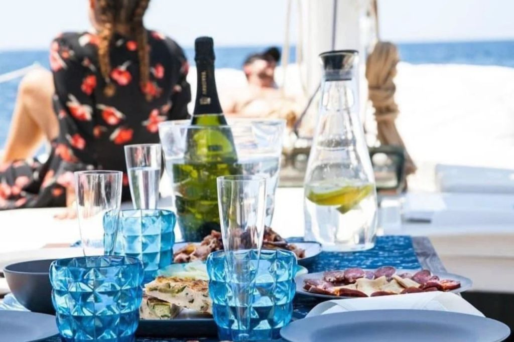 Ibiza: Velero Privado con Barra Libre Premium, Comida y Música
