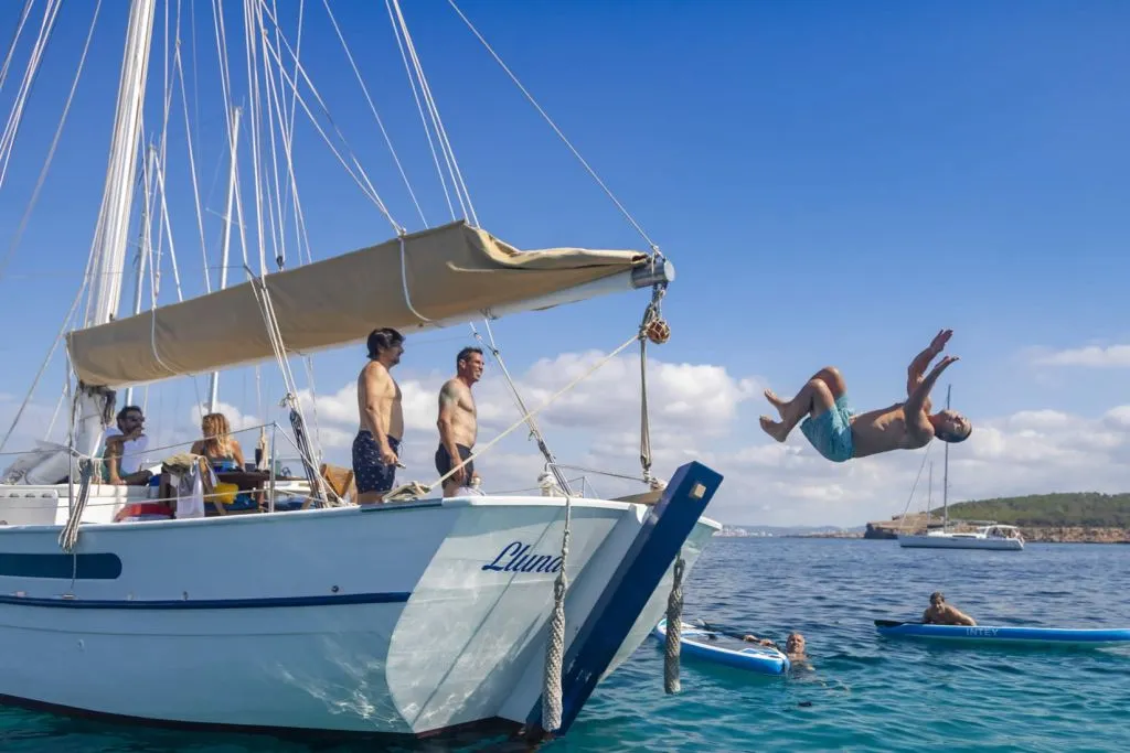 Ibiza: Velero Privado con Barra Libre Premium, Comida y Música