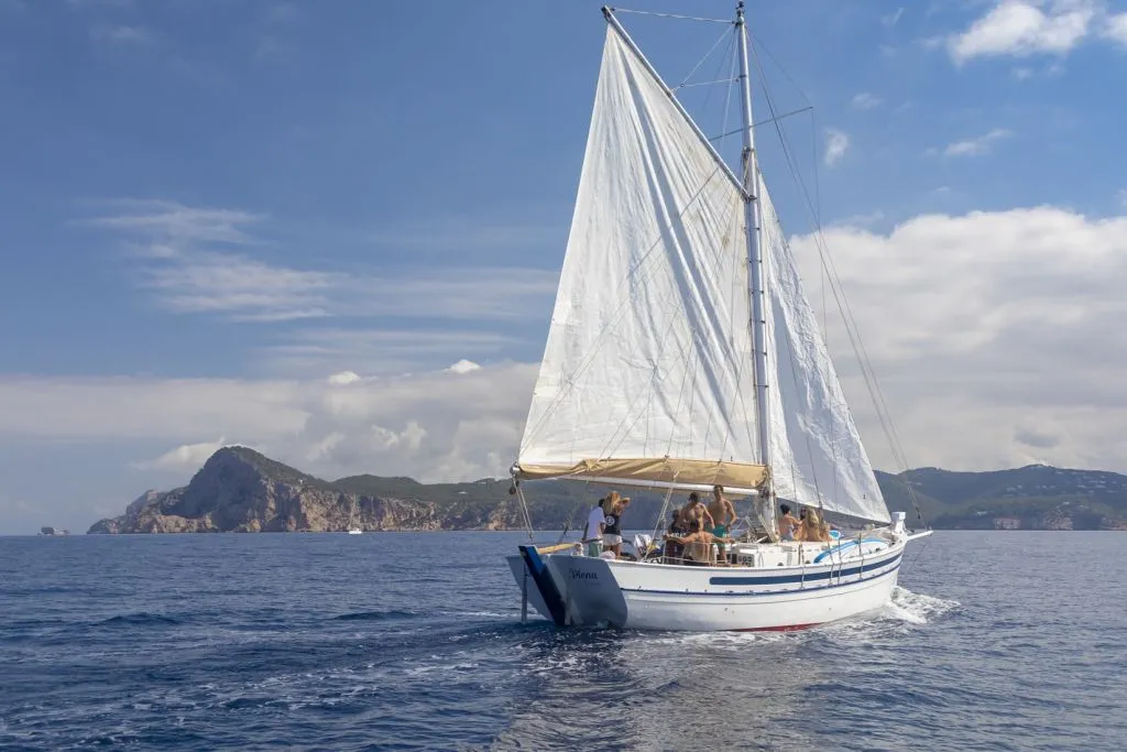 Ibiza: Velero Privado con Barra Libre Premium, Comida y Música