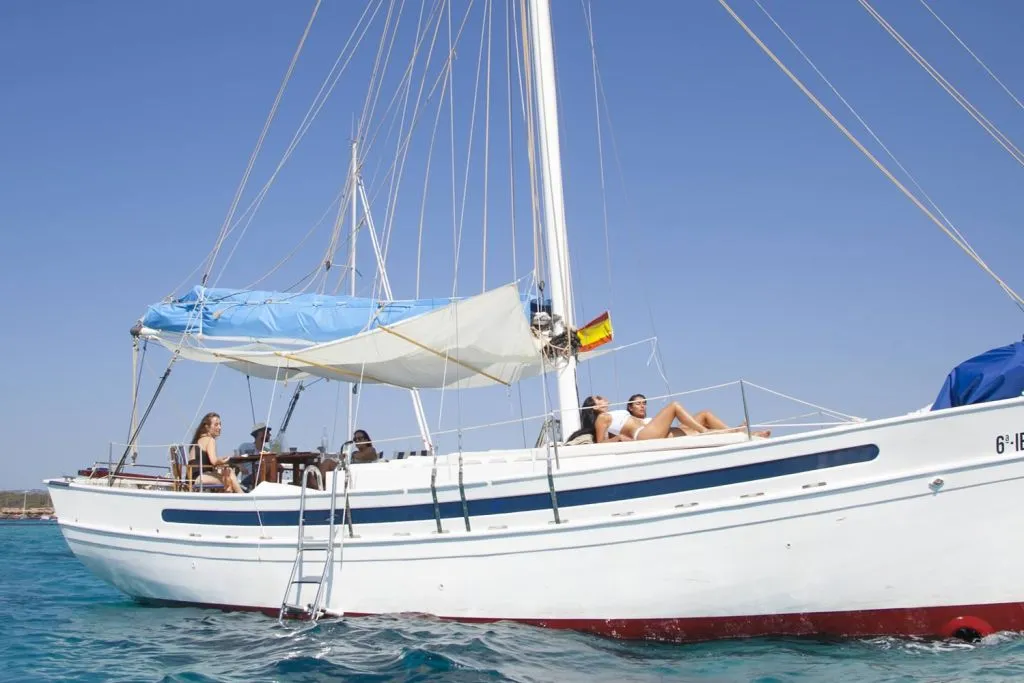 Ibiza: Velero Privado con Barra Libre Premium, Comida y Música