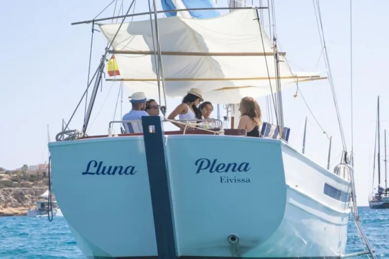 Ibiza: Velero Privado con Barra Libre Premium, Comida y Música