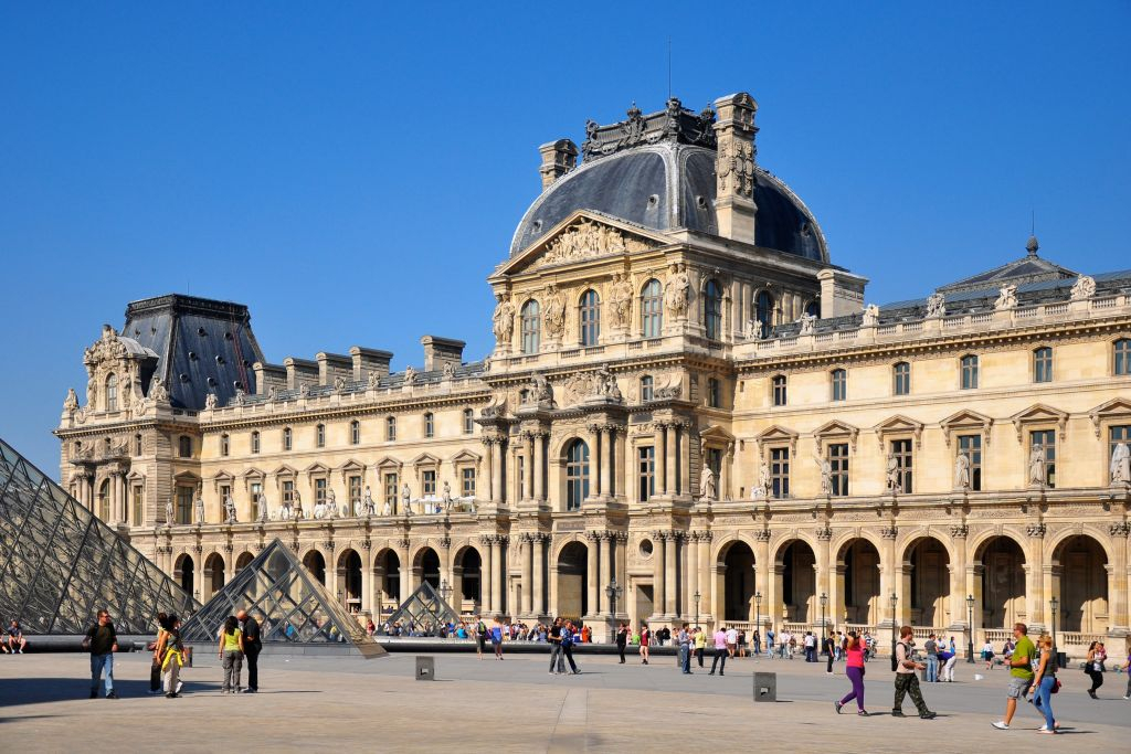 Assassinatos e mistérios: Louvre