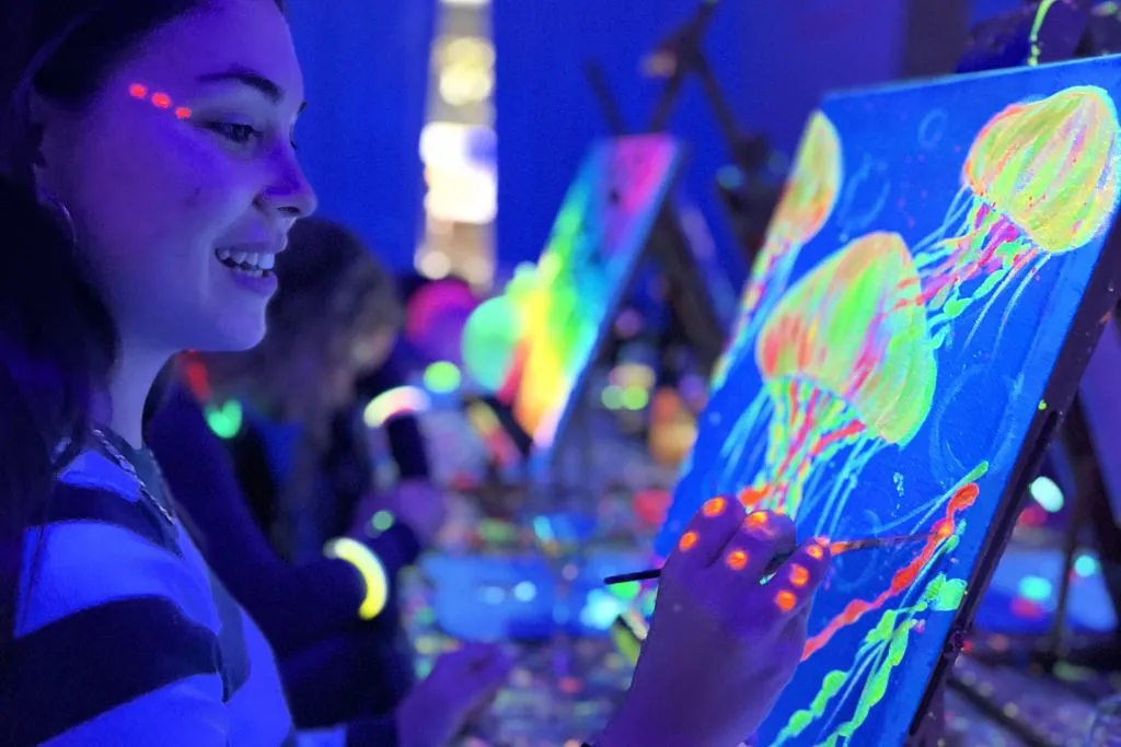 Wine Gogh Glow Academy: Paint & Wine Workshop