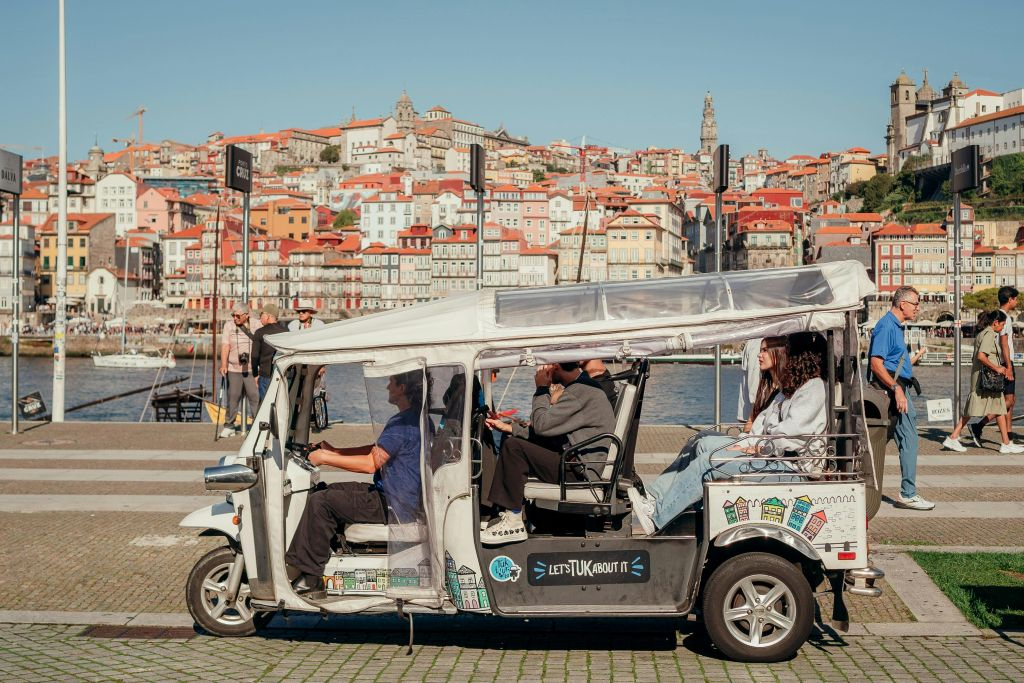 Tour turistico privato di 1,5 ore in Tuk Tuk elettrico della Porto storica