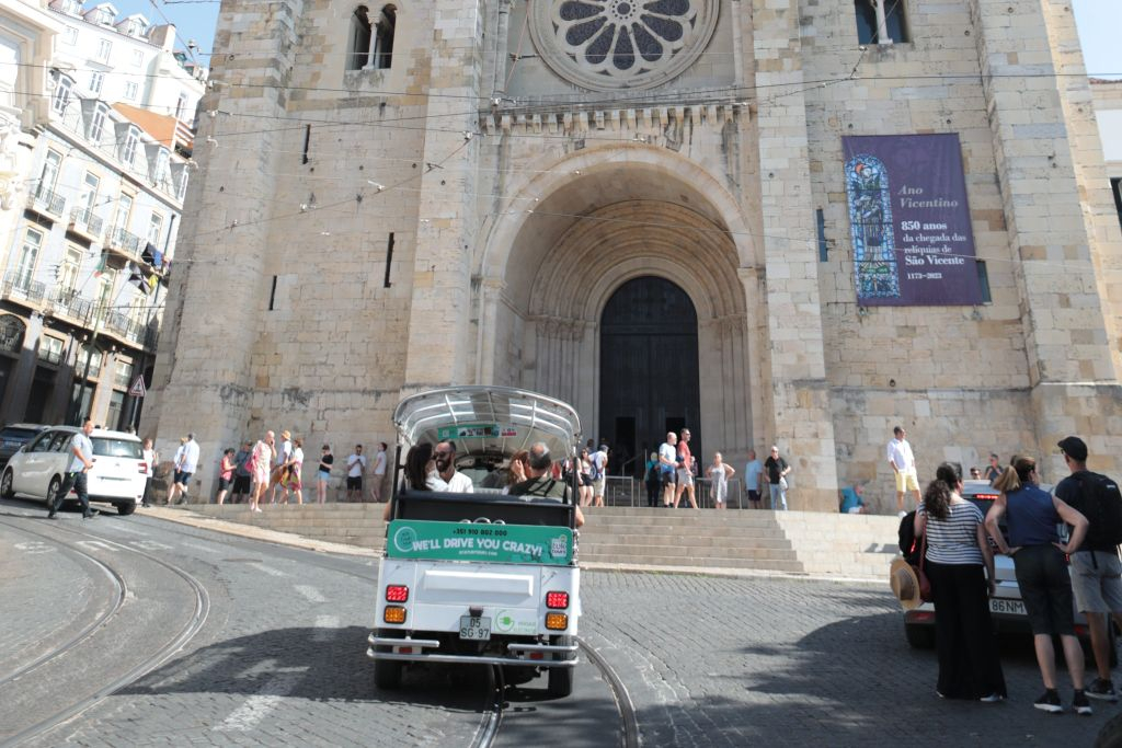 1.5-Hour Private Tuk Tuk Tour of Lisbon Old Town and City Center
