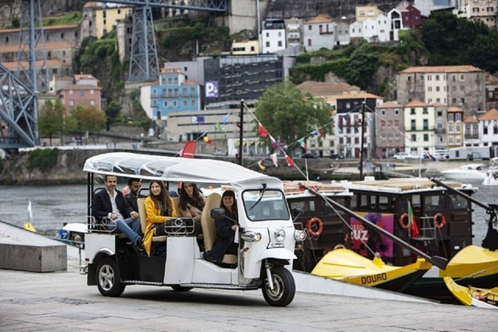 2 Hour Private Tuktuk Tour in Porto to Monastery and Cellars